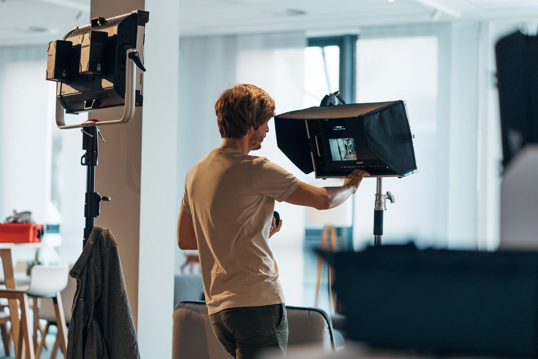 Team justiert ein Kamera- und Monitor-Setup