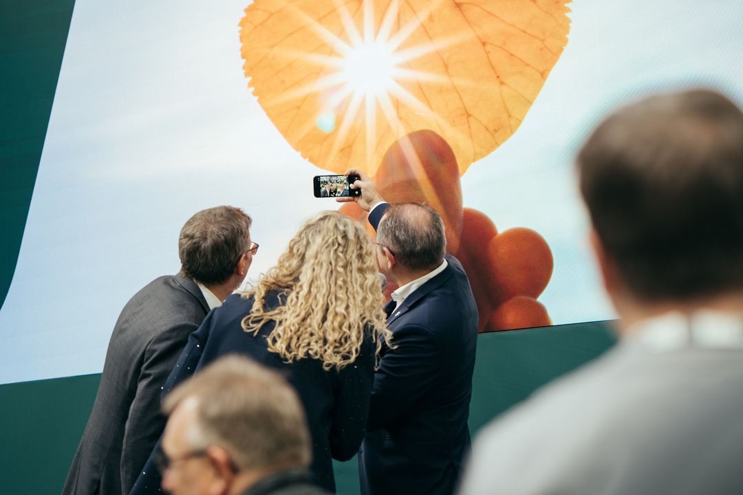 Content-Dreh während einer Präsentation auf der Messe